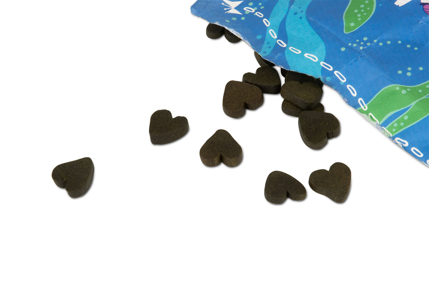 Close-up of heart-shaped Rudolf Algae Bites, a vegan dog treat serving as a natural source of DHA and Omega-3.