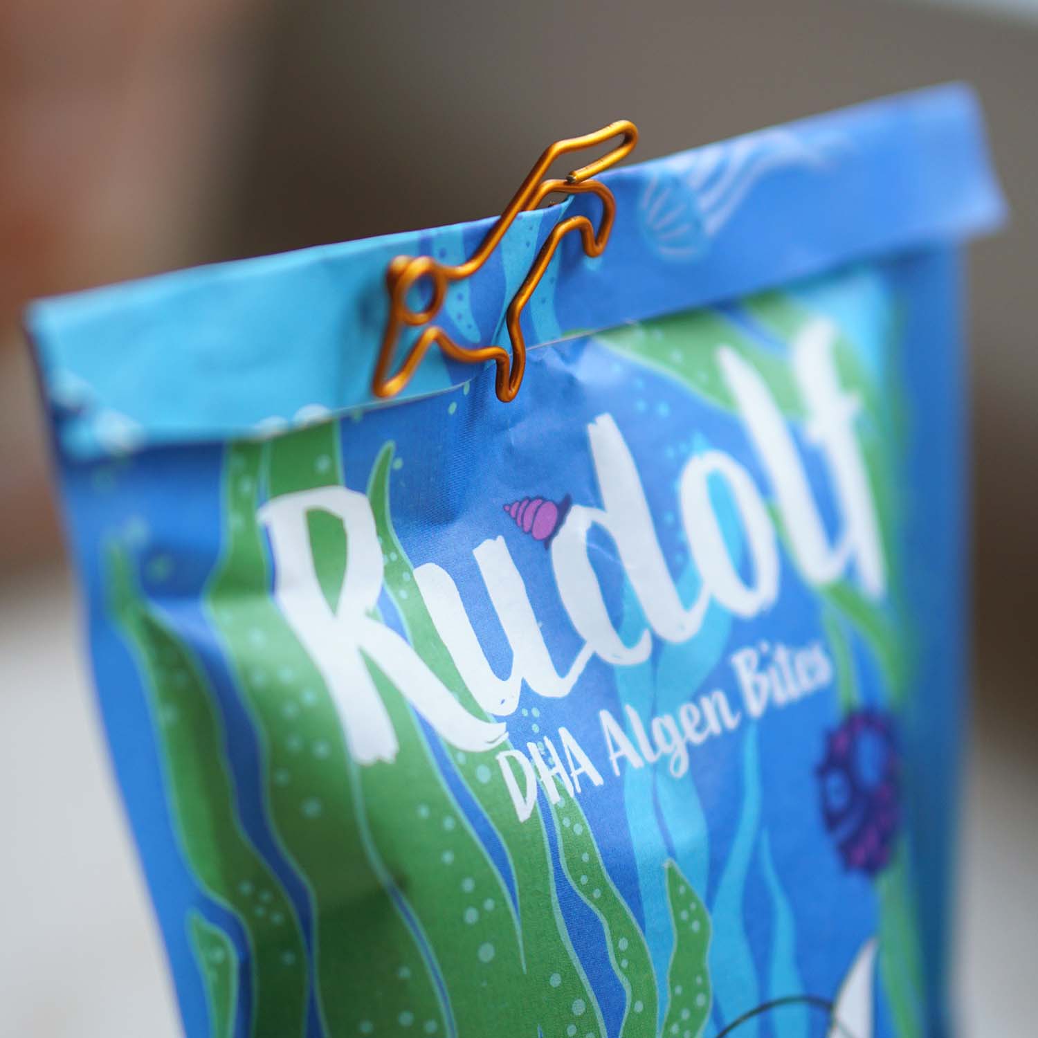 Vegan4Dogs Rudolf DHA Algae Bites, decoratively closed with a golden dog-shaped clip – healthy DHA supply for every day.