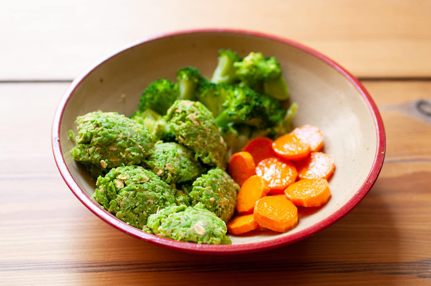 Erbsenpralinen mit Süßkartoffelscheibchen und Broccoliröschen