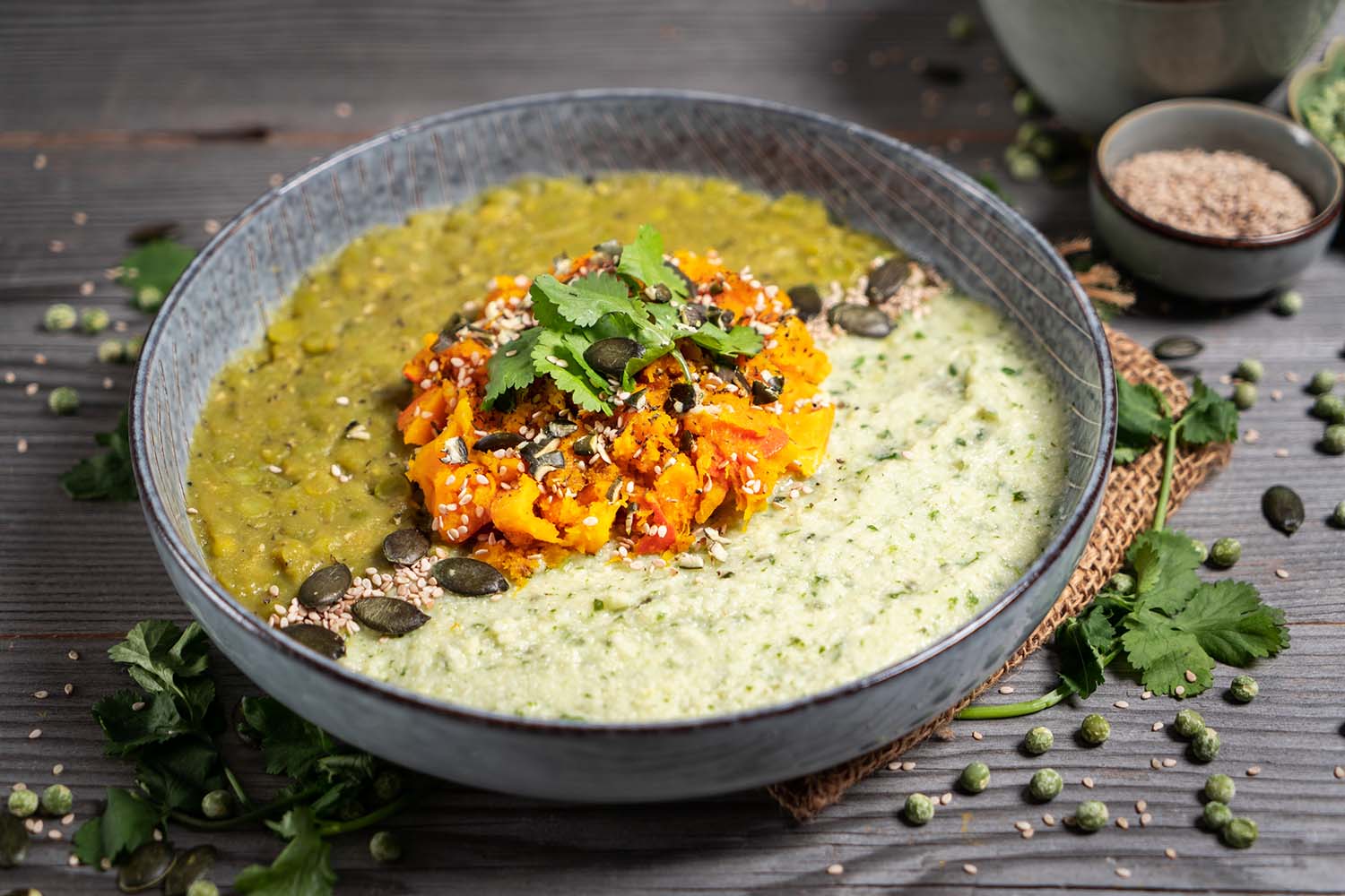 Kürbis-Erbsenbowl mit Kräuterhirse